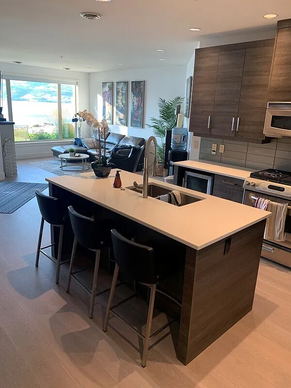 3 bed, 3.0 bath, 1400 sqft, $2,700 — Photo 2