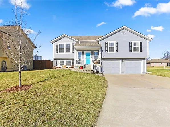 2106 Grant Cir, Greenwood, MO 64034