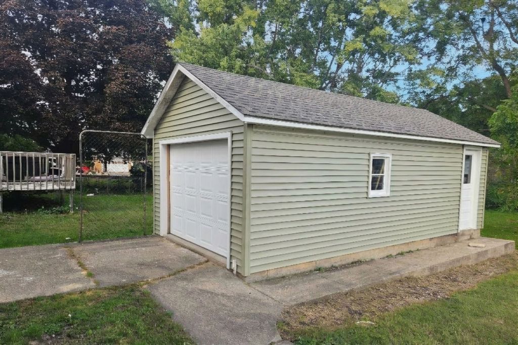 1021 S Church St - Property Image