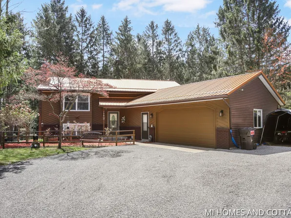 15810 Ryan Dr, Holland, MI 49424