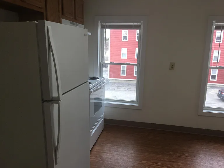 82 3rd St #2E — Photo 6