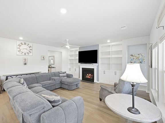 5th image of 1358 Locals St