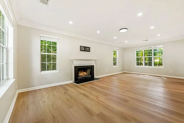 3 bed, 2.5 bath, 2376 sqft, $2,500 — Photo 2