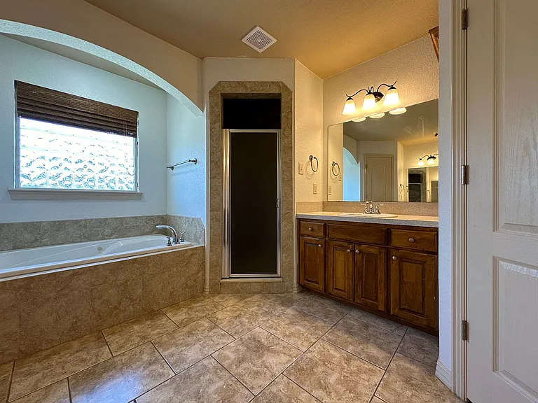 612 Windbrook Ct — Photo 16