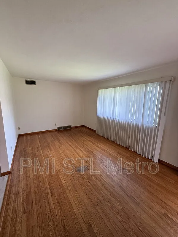 4838 S Broadway St — Photo 2