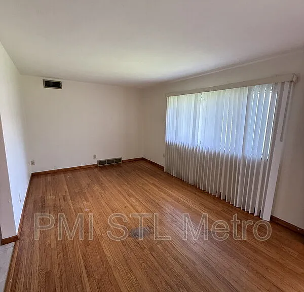 4838 S Broadway St #B — Photo 2