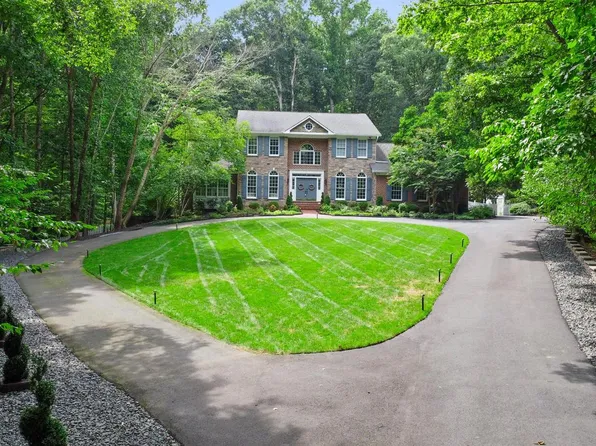 8604 Beaver Pond Ln, Fairfax Station, VA 22039