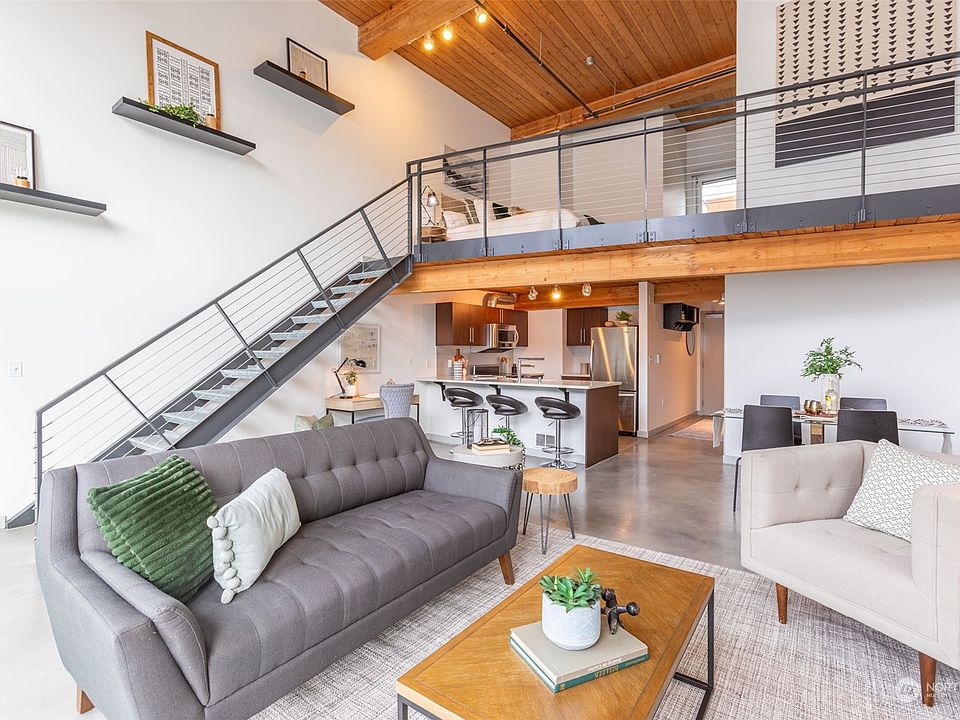 Exquisite luxurious loft with wide open floor plan and 18ft ceilings>