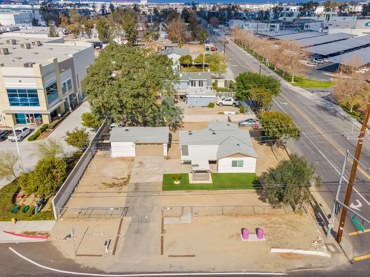 Building Photo - 14292 Jurupa Ave