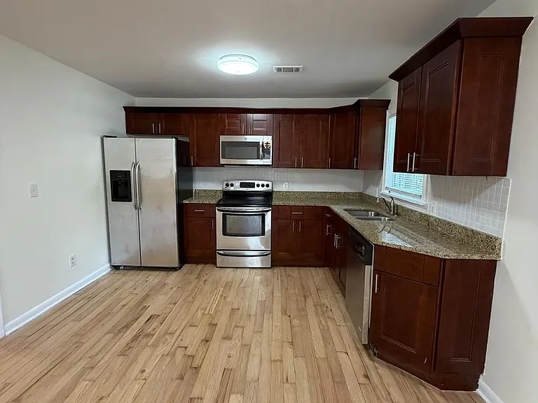 637 Parkdale Dr — Photo 4