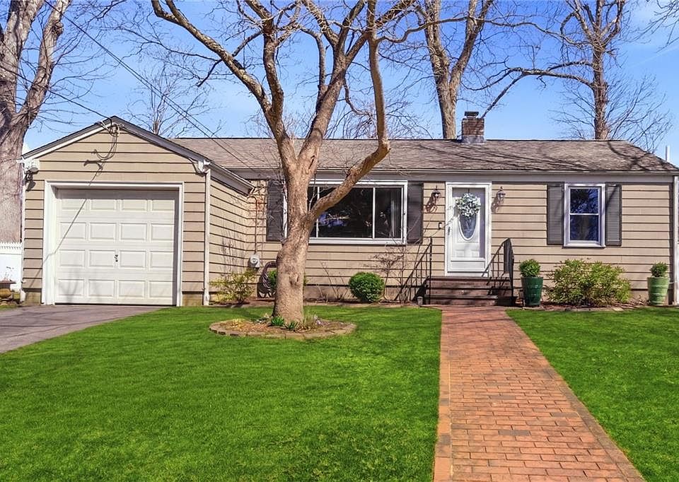1st image of 9 Tophill Cir