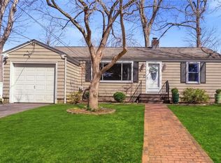 9 Tophill Cir, Cranston, RI 02920