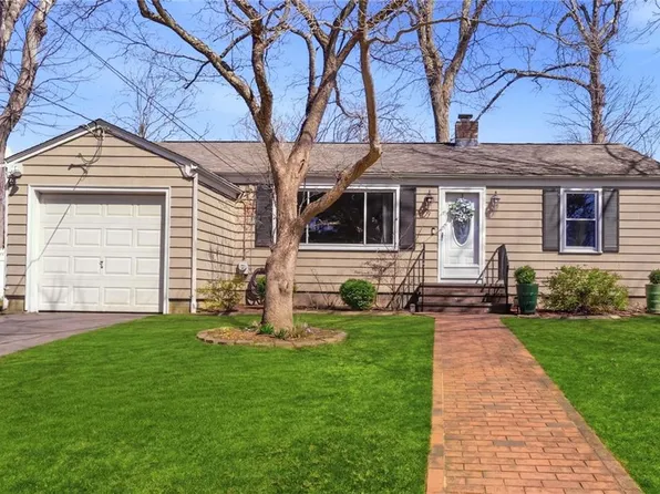 9 Tophill Cir, Cranston, RI 02920