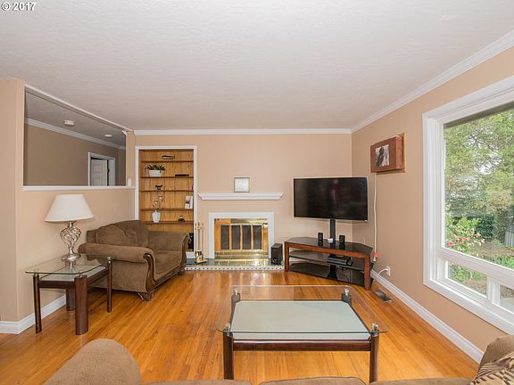 3rd image of 3435 SE Wister St