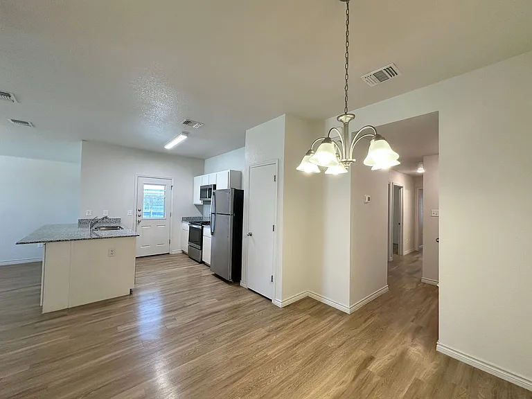 1813 Clovis Dr — Photo 15