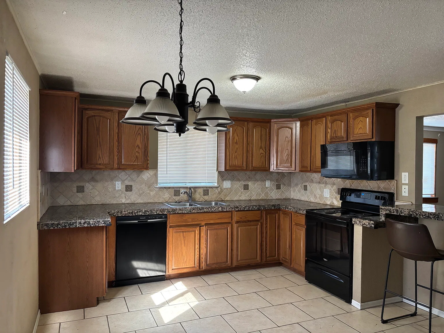 3 bed, 1330 sqft, $2,095 — Photo 3