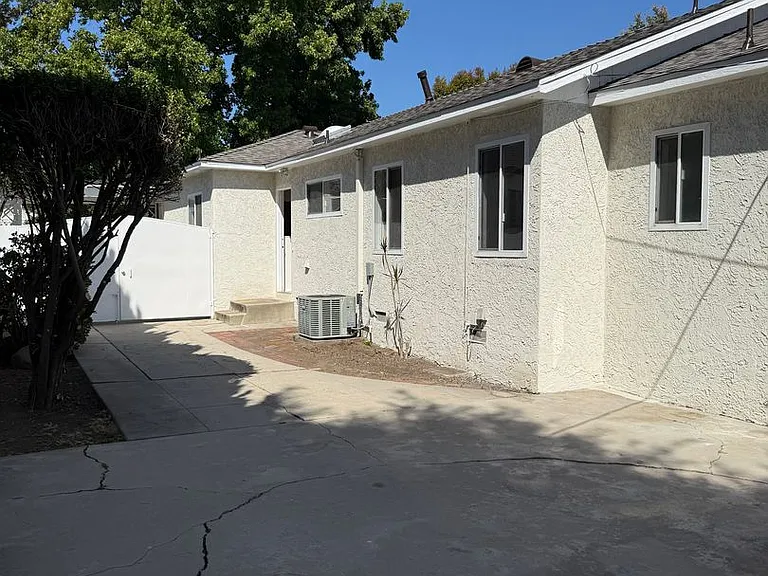 2523 S Bentley Ave — Photo 24