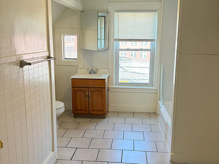 211 Chelsea St #3 — Photo 4