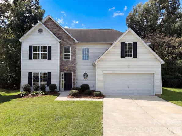 8902 Woodland Hills Rd, Charlotte, NC 28269