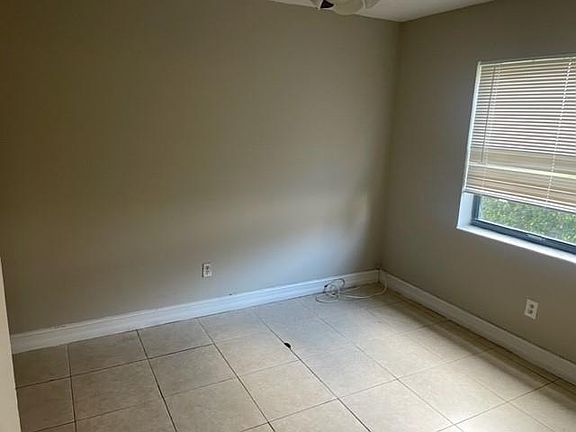 4th image of 20725 NE 8th Ct APT 102