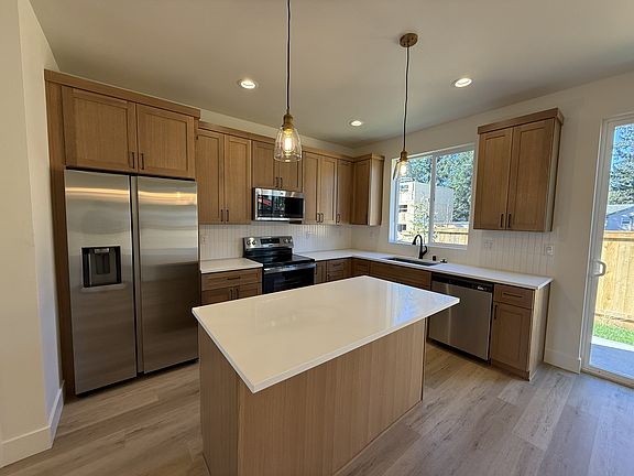 3rd image of 406 NE 117th Ave