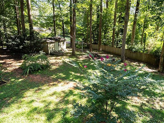 5th image of 307 Nutwood Cir