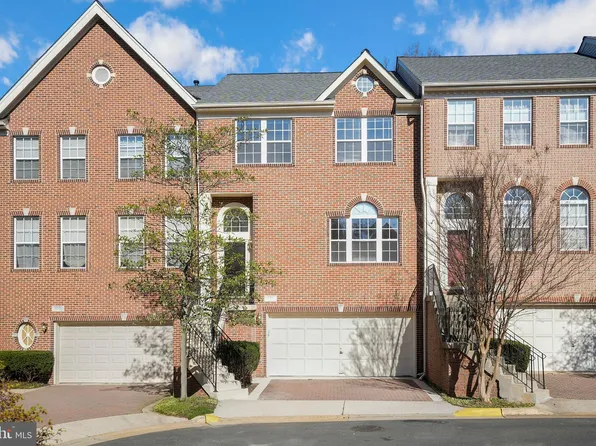 111 Lounsbury Pl, Falls Church, VA 22046