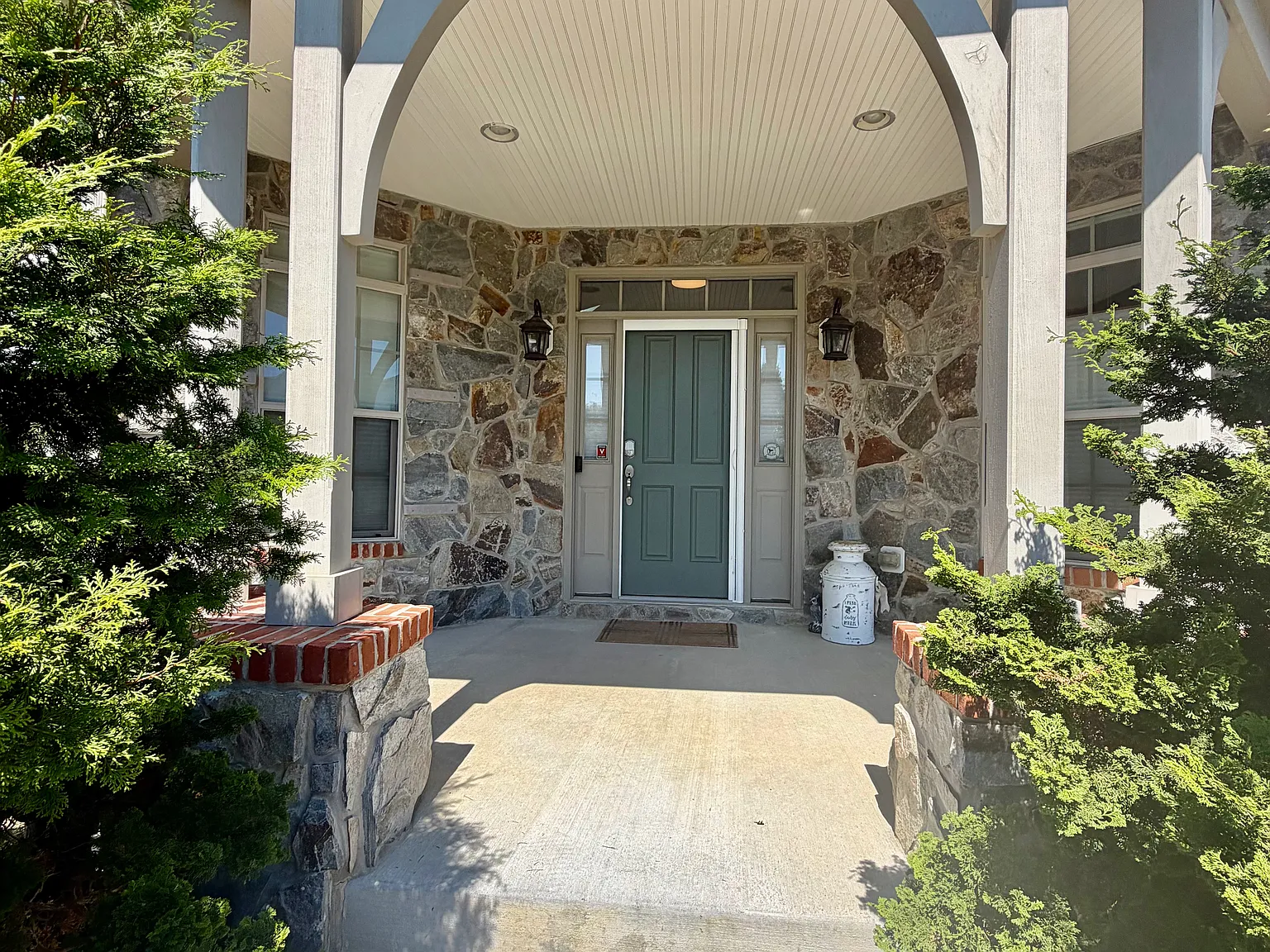 4 bed, 4210 sqft, $3,600 — Photo 3