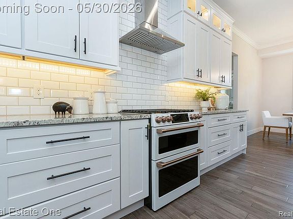 5th image of 60553 Pennington Way