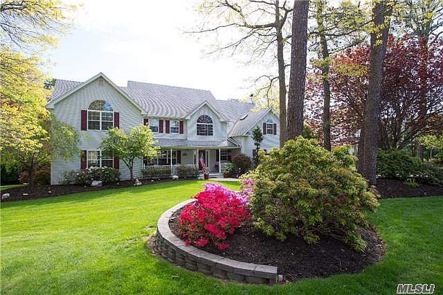 1st image of 9 Crest Hollow Ln