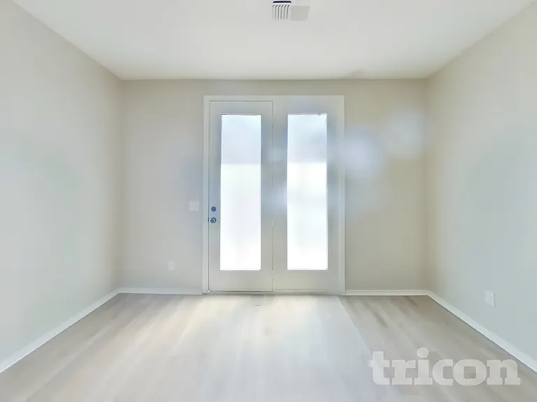 7731 S 45th Ln — Photo 5