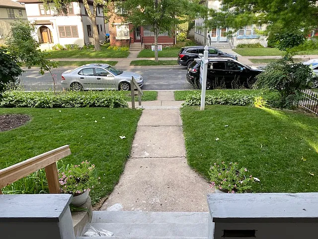Adorable 3BR/2BA Uptown Mpls near lakes. — Photo 3