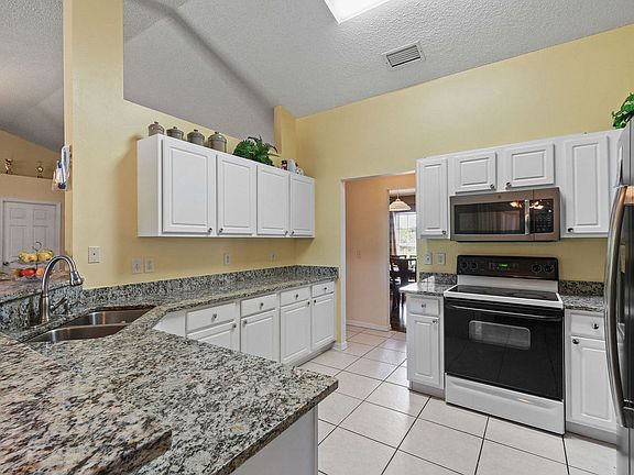 3rd image of 337 NW La Playa St