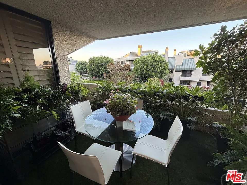 2 bed, 2.5 bath, 1961 sqft, $8,200 — Photo 3