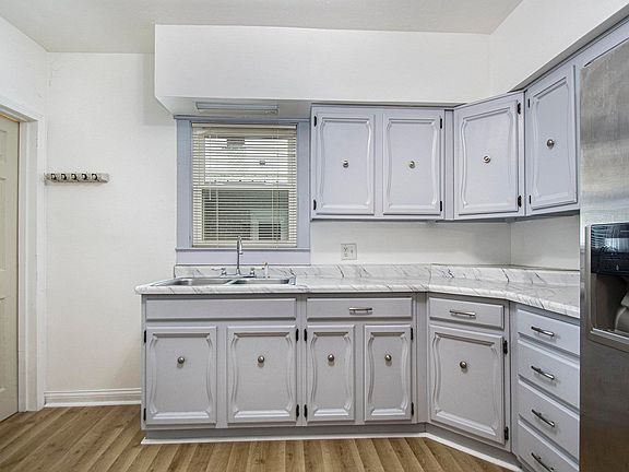 3rd image of 424 W 11th St