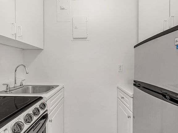 4th image of 208 W 23rd St APT 1514
