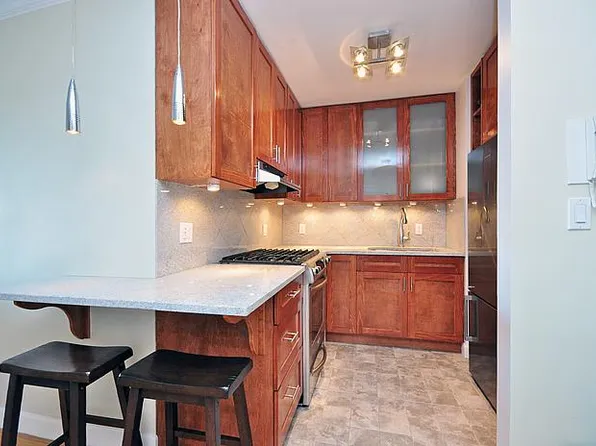 70-25 Yellowstone Boulevard image 1 of 6