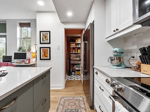 5th image of 1426 E Capitol St NE
