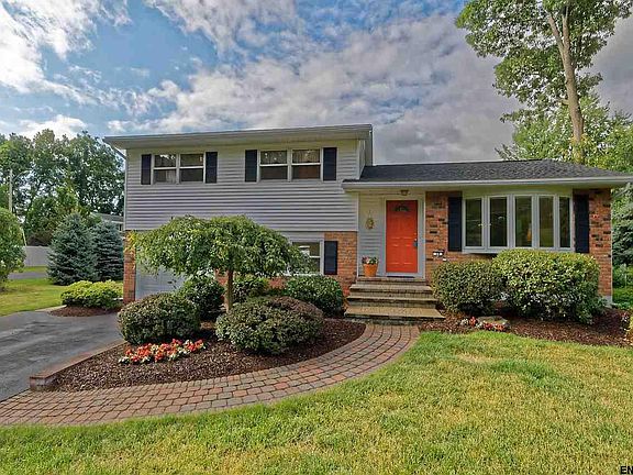 4th image of 28 Scotchpine Dr