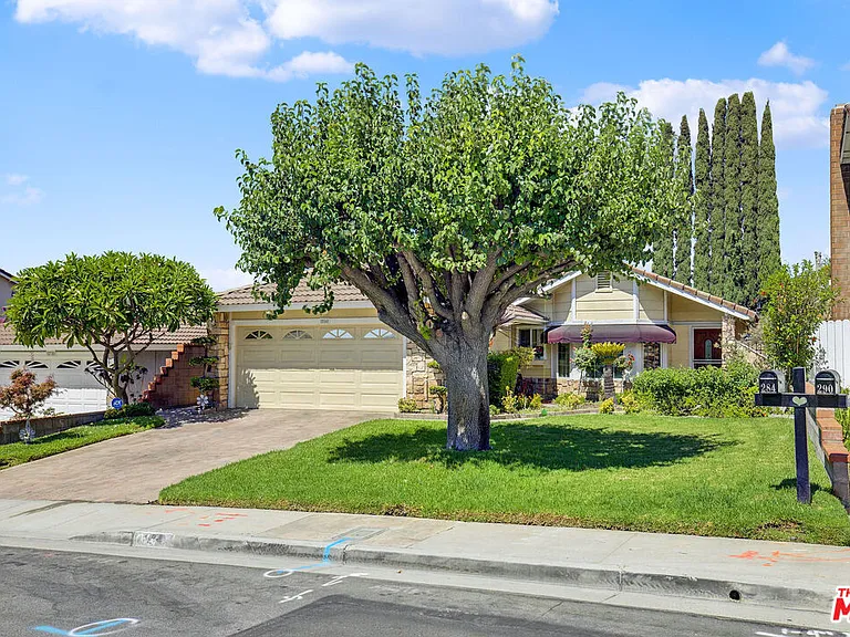 284 S Larkwood St — Photo 3