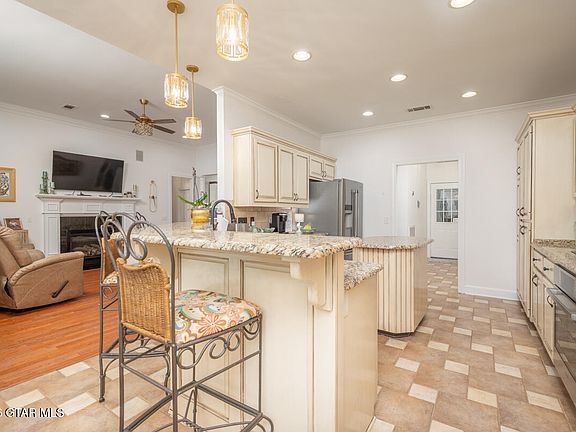 4th image of 634 Crosby Ln