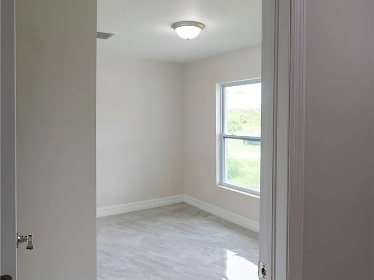 941 Jaguar Blvd — Photo 6