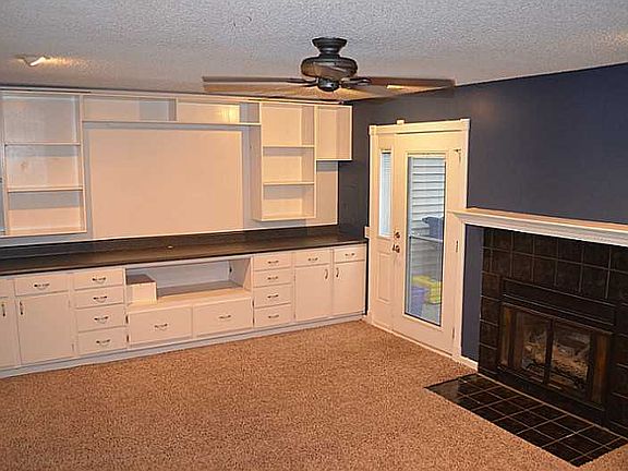 3rd image of 4015 Roebling Ln