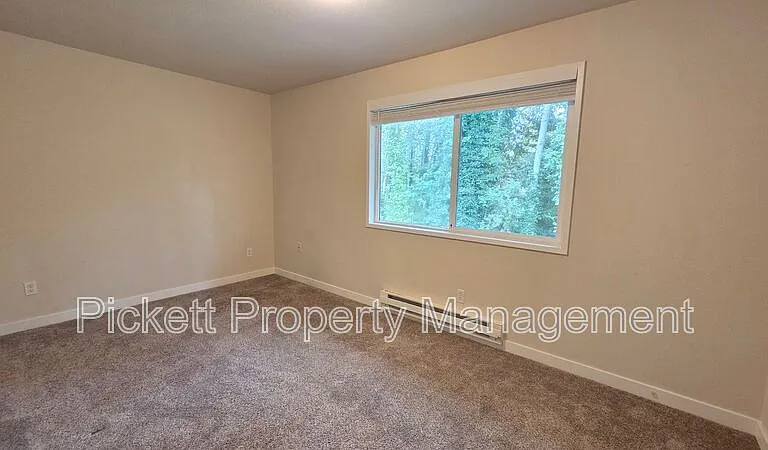 354 NW Edvard St #E — Photo 14
