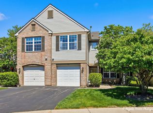 386 Crystal Ridge Dr, Crystal Lake, IL 60012