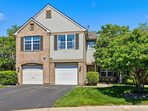 386 Crystal Ridge Dr, Crystal Lake, IL 60012
