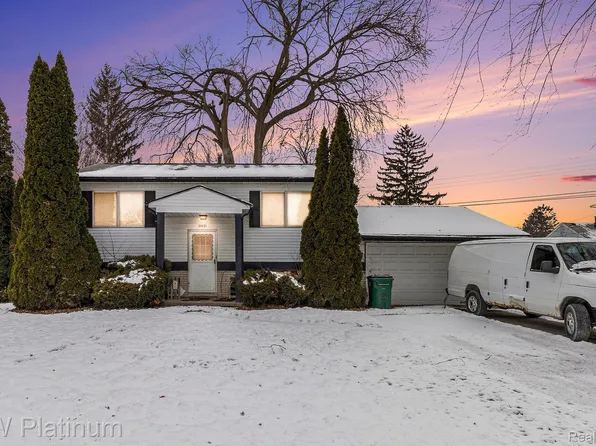 39721 Camp St, Harrison Township, MI 48045