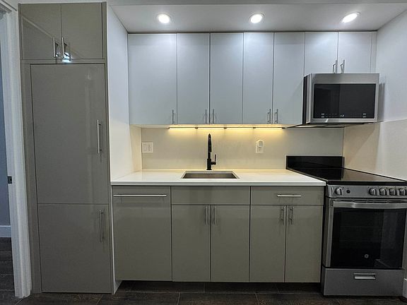 4th image of 311 W 21st St #Gw