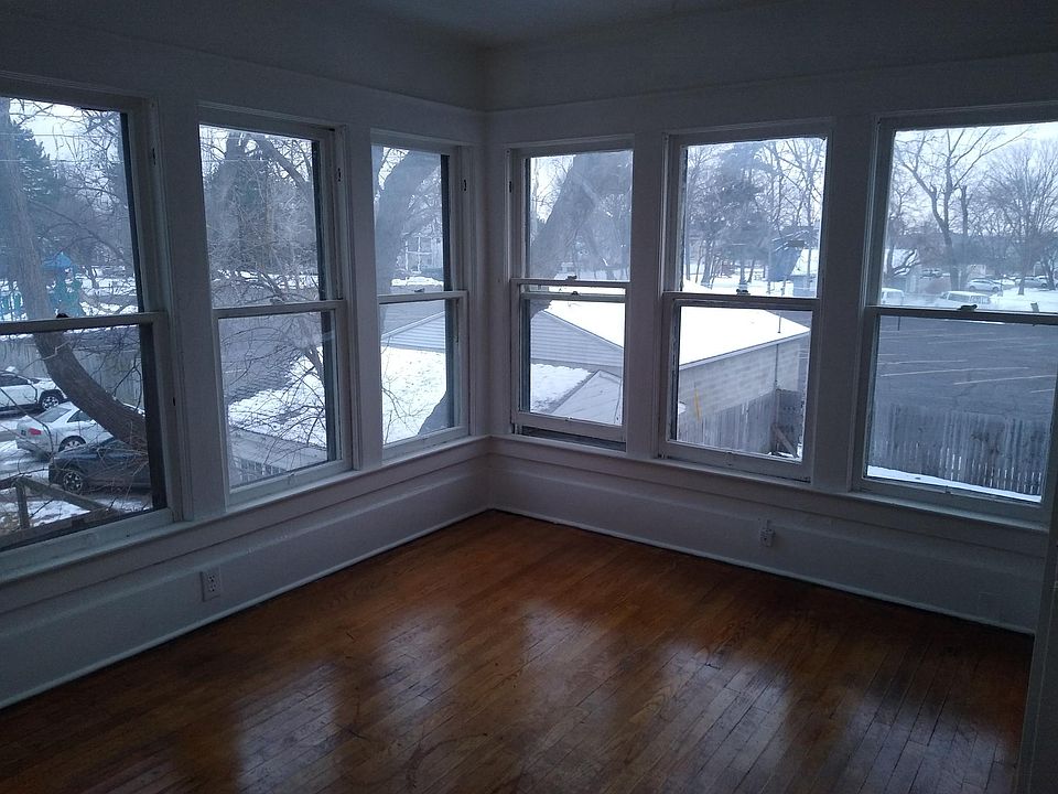 2nd image of 436 Thomson St Unit 4