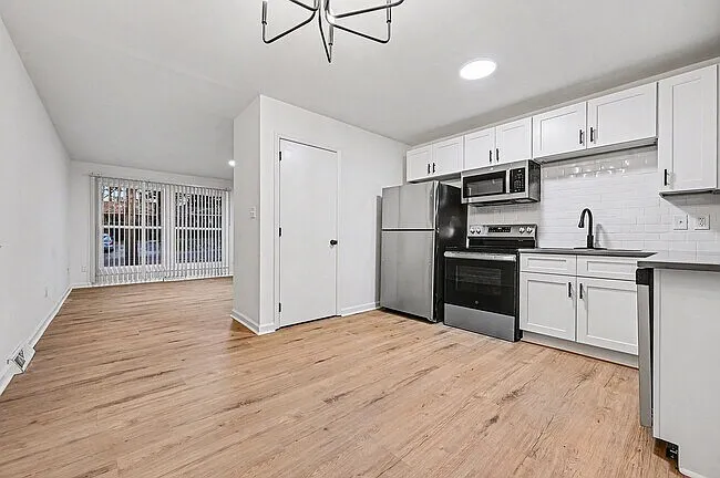 5001 Lakecrest Dr — Photo 4